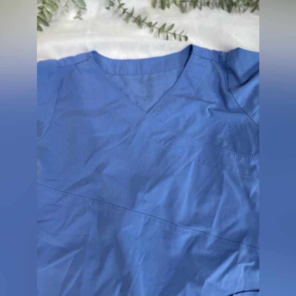 Grey’s Anatomy Ceil Blue Muti-pocket Cross Stitch Scrub Top Size Small - Picture 4 of 9